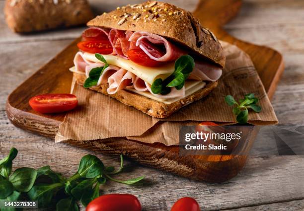 leckeren sandwich mit schinken, käse und gemüse - brotzeitbrett stock-fotos und bilder
