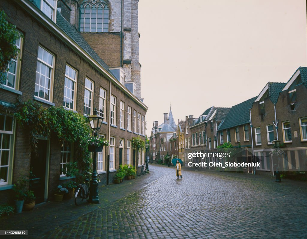 Mujer caminando bajo la lluvia en Leiden