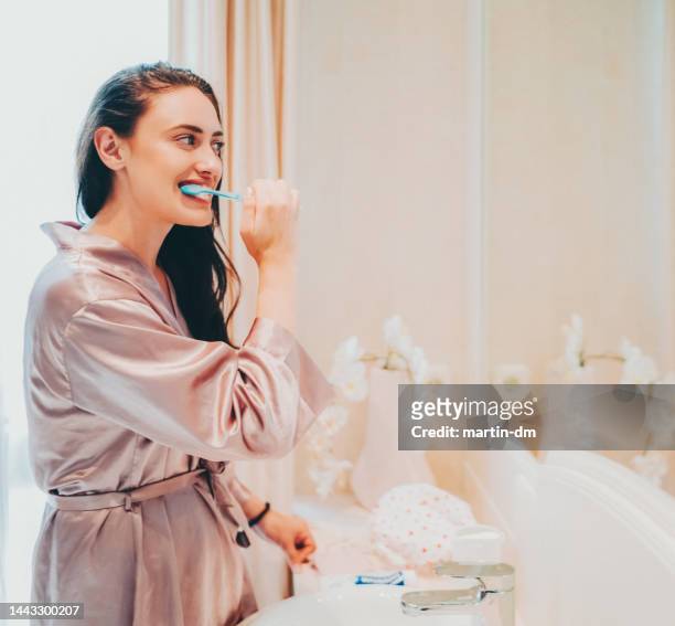 cepillar los dientes - brushing fotografías e imágenes de stock