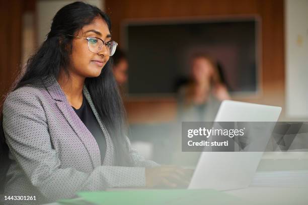 settling into her new job - indian office stock pictures, royalty-free photos & images