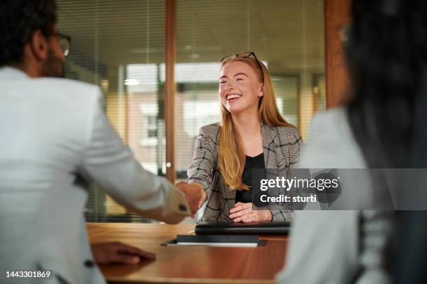 entrevista exitosa - entrevista de trabajo fotografías e imágenes de stock