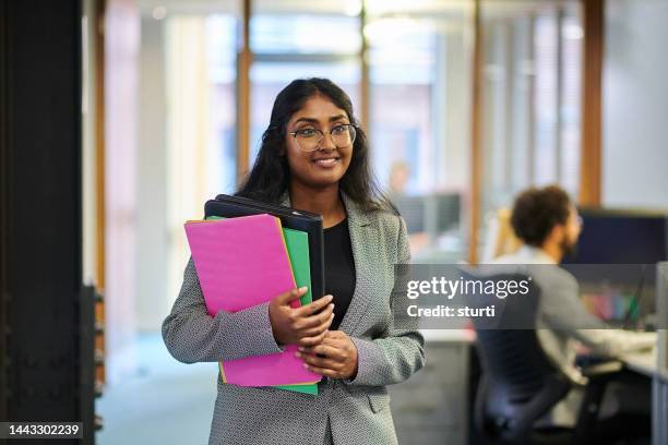 happy young office worker - praktikant bildbanksfoton och bilder