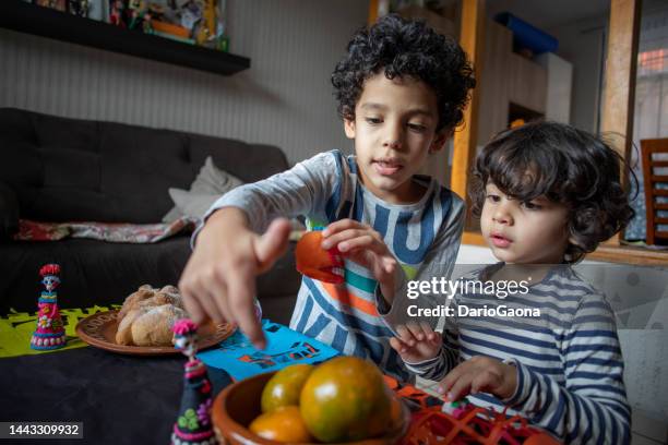 niños colocando el altar de los muertos - altar de muertos fotografías e imágenes de stock