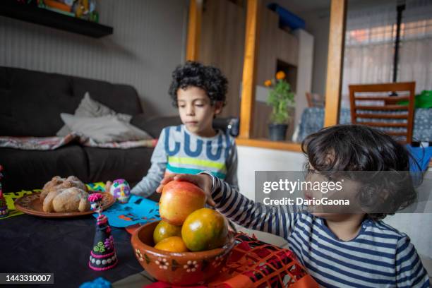 niños colocando el altar de los muertos - altar de muertos fotografías e imágenes de stock