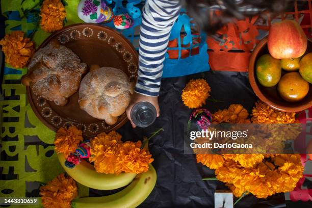 kind legt altar der toten - allerheiligen stock-fotos und bilder