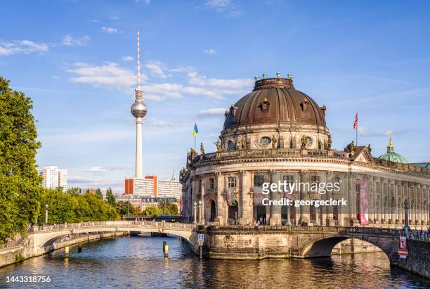 berlín - museo bode y torre de tv - historical geopolitical location fotografías e imágenes de stock