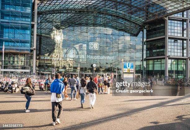 persone fuori berlin hauptbahnhof - station foto e immagini stock