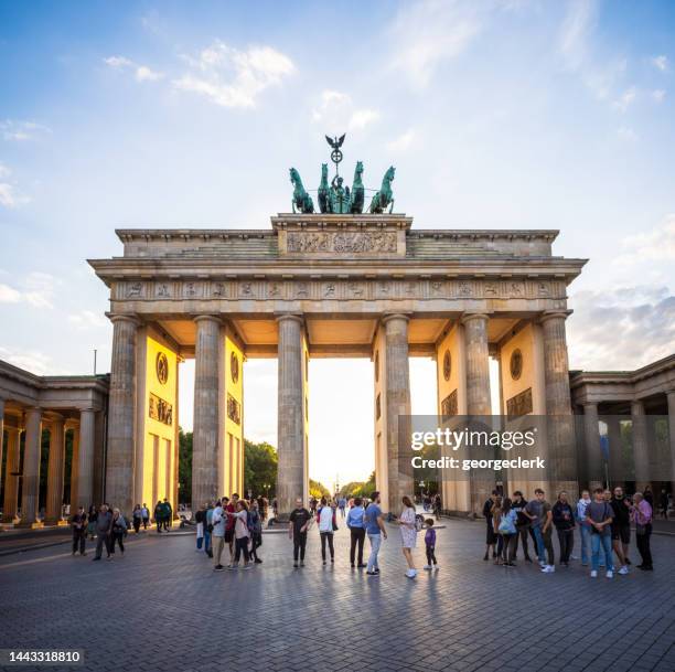 brandenburg gate at sunset - porta de brandemburgo imagens e fotografias de stock