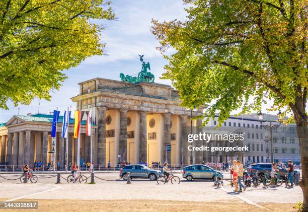 city life in central berlin - brandenburger tor stock pictures, royalty-free photos & images