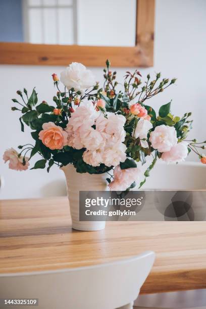 rosa rambling inglese rosa pallido appena tagliata in vaso bianco - mazzo di fiori foto e immagini stock