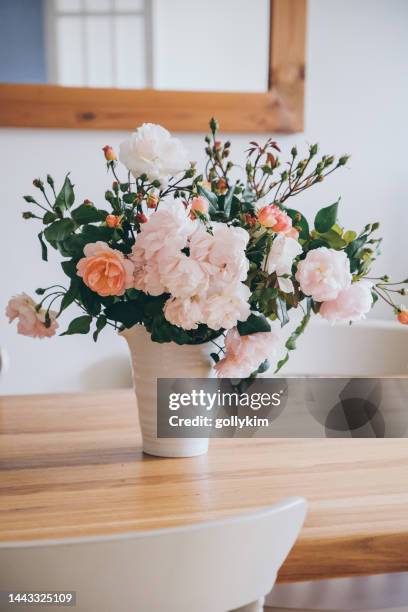 freshly cut pale pink english rambling rose in white vase - table vase stockfoto's en -beelden