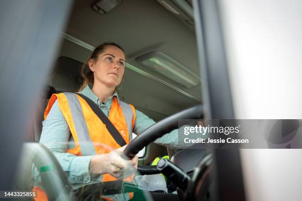 female driving a hgv vehicle - veículo terrestre comercial imagens e fotografias de stock