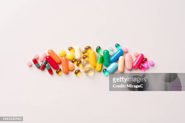 multi colored medical pills organized in a row - piller bildbanksfoton och bilder