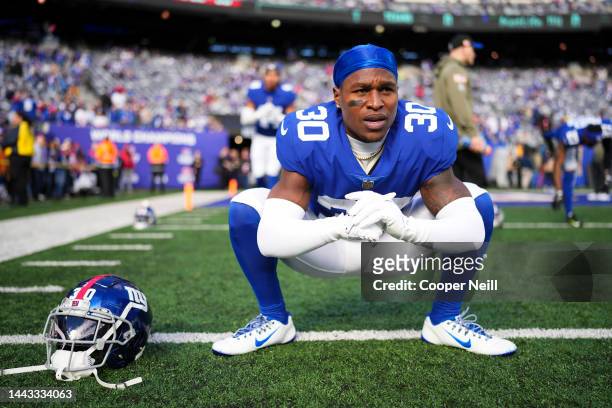 Darnay Holmes of the New York Giants warms up against the Houston Texans at MetLife Stadium on November 13, 2022 in East Rutherford, New Jersey.