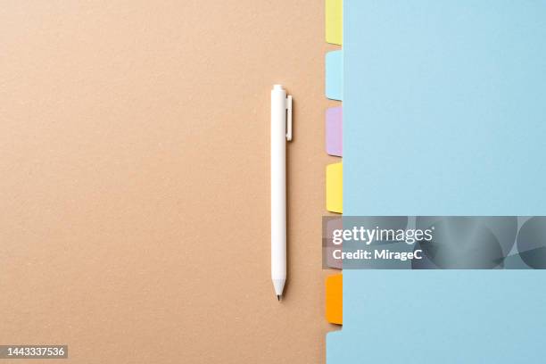 index card file organizer with a pen - balpen stockfoto's en -beelden