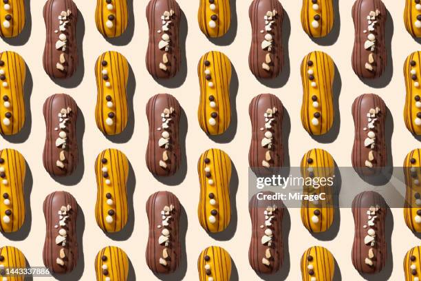 chocolate eclair desserts repetition pattern - relámpago de crema fotografías e imágenes de stock