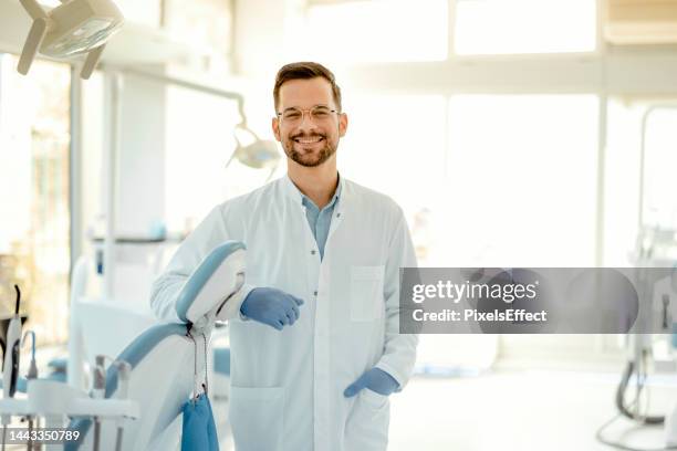 sorridente giovane dentista - dentista foto e immagini stock