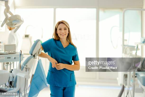what can i do for your teeth? - smiling professional at work tools imagens e fotografias de stock