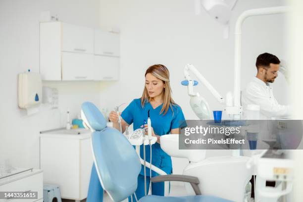 niemand macht zahnmedizin wie wir - dentalhygieniker stock-fotos und bilder
