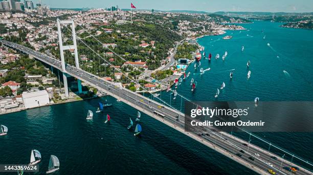 luftaufnahme segelrennen, internationales segelrennen, segelrennen im bosporus, wassersportwettbewerb, globale wettbewerbe, sommersportveranstaltungen, sommerveranstaltungen, großes turnier, luftaufnahme von booten im bosporus - bosphorus bridge stock-fotos und bilder