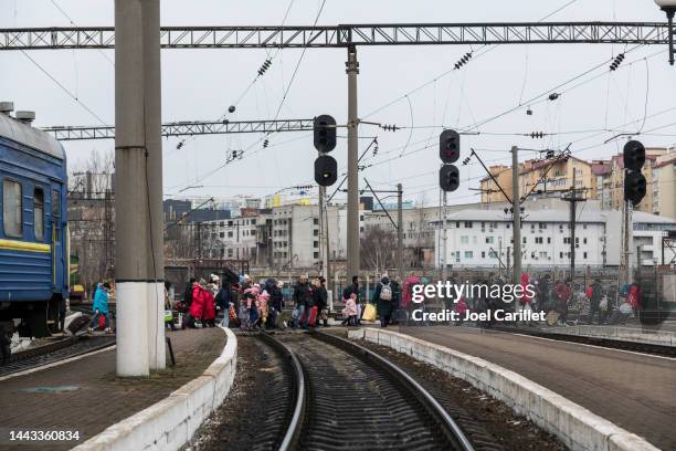 people disembarking train in lviv, ukraine after russian invasion - ukraine people stock pictures, royalty-free photos & images