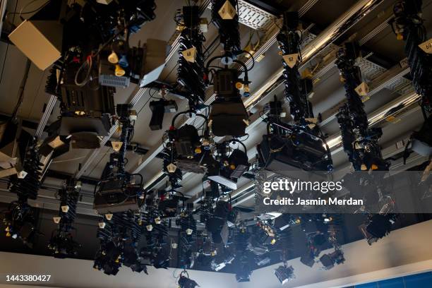 cameras and lighting equipment in tv studio - plató televisión fotografías e imágenes de stock