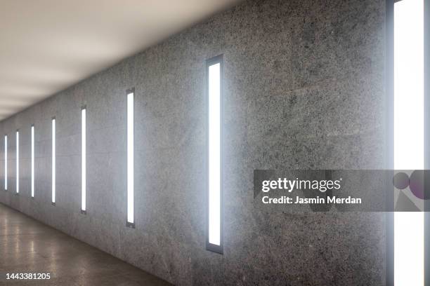 side lights in a wide corridor - beginner perform in berlin stockfoto's en -beelden