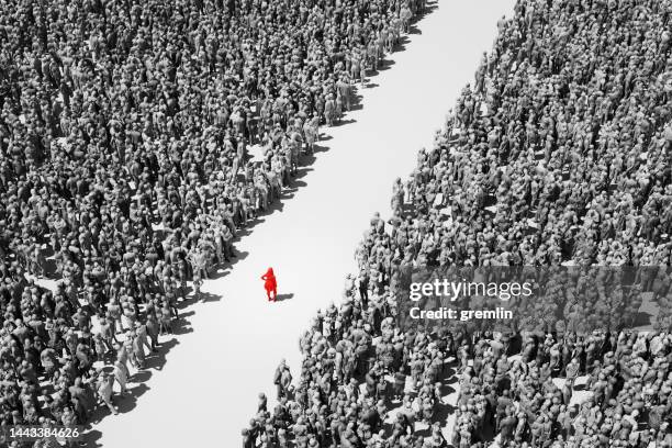 mujer de pie en multitudes de personas - individuality fotografías e imágenes de stock