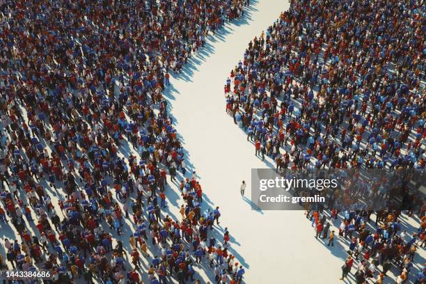 mann, der in menschenmassen geht - standing out from the crowd stock-fotos und bilder