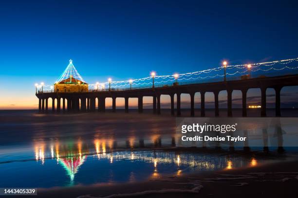 manhattan beach pier christmas - blues in the night stock-fotos und bilder
