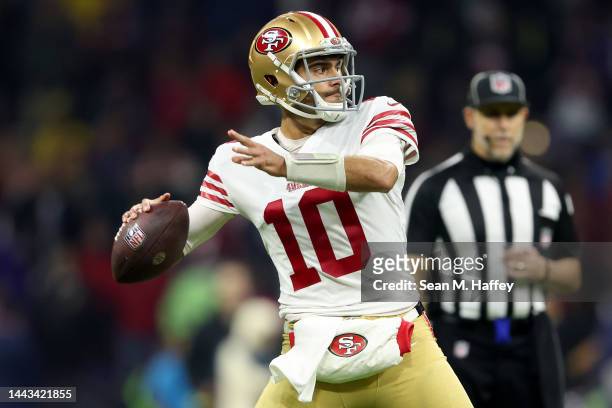 Jimmy Garoppolo of the San Francisco 49ers throws a pass against the Arizona Cardinals during the second quarter at Estadio Azteca on November 21,...