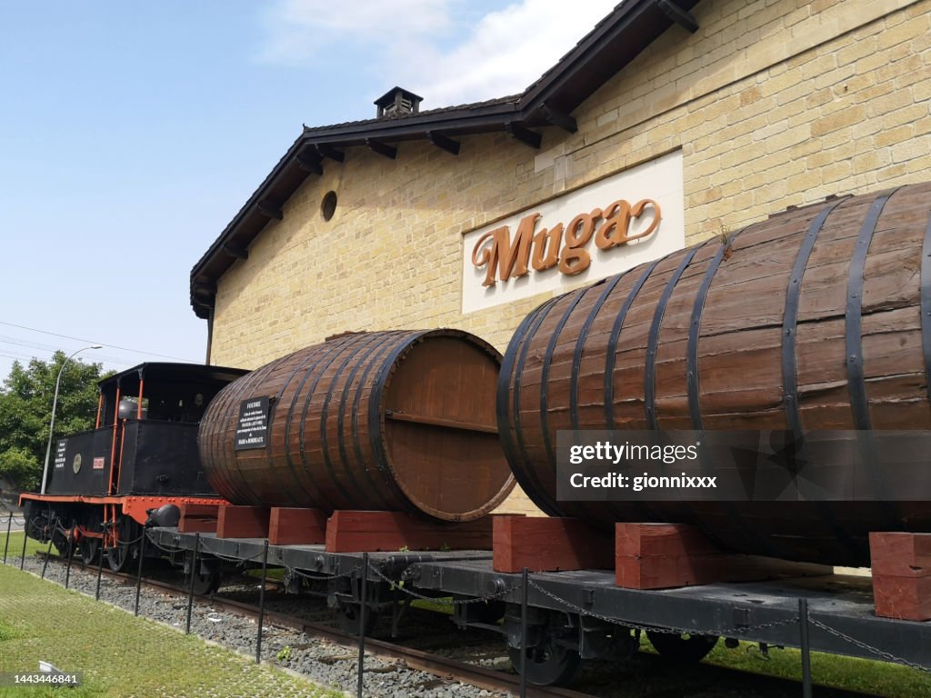 Barriles en viejos vagones de tren en Bodegas Muga, Haro, La Rioja, España