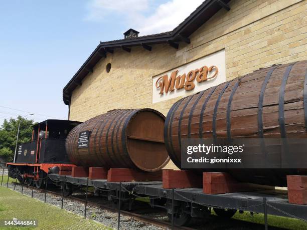 barriles en viejos vagones de tren en bodegas muga, haro, la rioja, españa - bodega de vino fotografías e imágenes de stock
