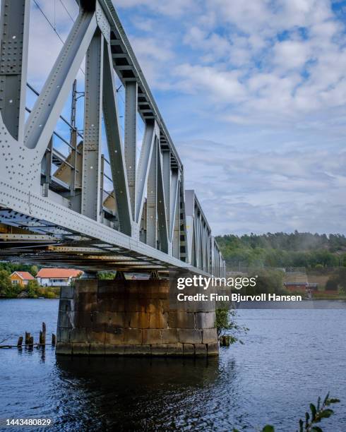 railway bridge over the river lagen in larvik norway - finn bjurvoll - fotografias e filmes do acervo