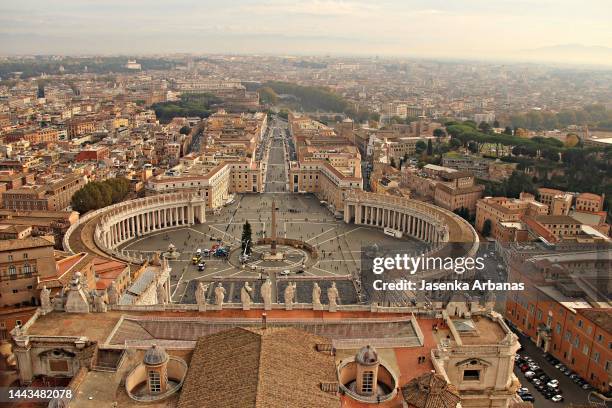 view of saint peters square in rome, italy - vatican photos et images de collection