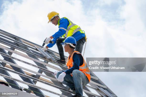 technician are install roof of new house. - house roof materials stock pictures, royalty-free photos & images