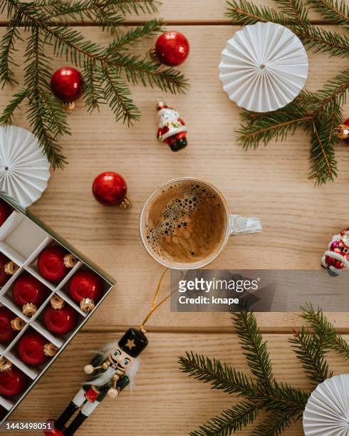 weihnachtsgeschenkverpackung und kaffee von oben flach gelegt - christmas coffee stock-fotos und bilder