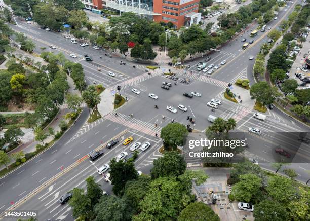 aerial view of road intersection with city streets - comercio de derechos de emisión fotografías e imágenes de stock