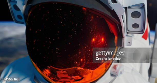 hermoso casco de astronauta en primer plano - cosmonauta fotografías e imágenes de stock