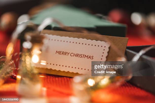 christmas tree string lights christmas decoration and gift tag with merry christmas - gift tag and christmas stockfoto's en -beelden