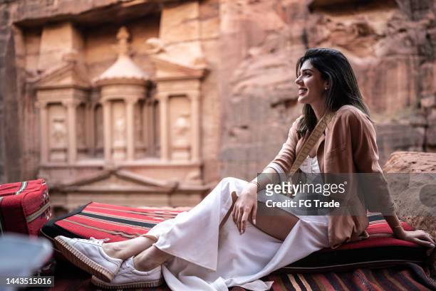 turista da mulher adulta média admirando petra, jordânia - latin american civilizations - fotografias e filmes do acervo