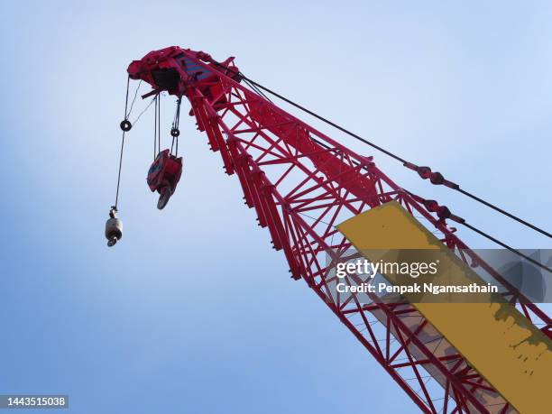 car crane pulley - slepen met kabel stockfoto's en -beelden