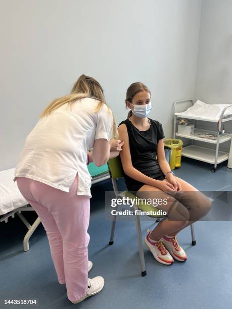 teenager wird gegen hpv-virus geimpft - gesundheitsvorsorge stock-fotos und bilder