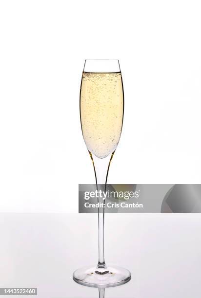 champagne glass - champagne flute empty stock-fotos und bilder