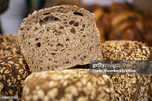 whole wheat bread loaf - center back stock-fotos und bilder