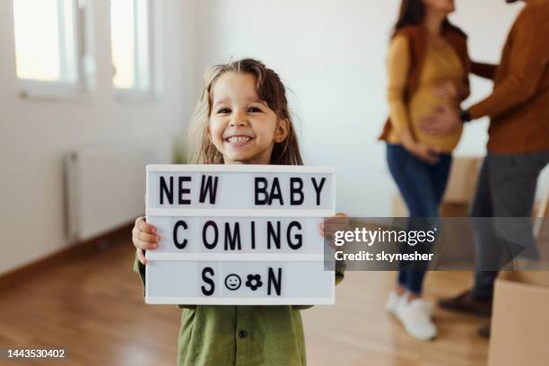 neues baby kommt bald! - announcements stock-fotos und bilder