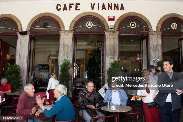 straßenansicht in der altstadt von braga, steinarkade, straßencafé. - braga district stock-fotos und bilder