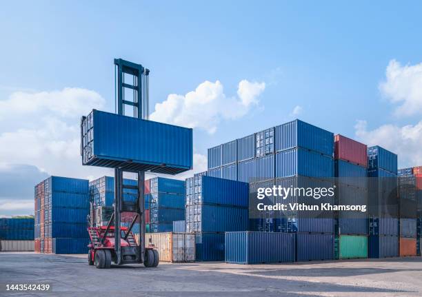 industrial container yard for logistic import export business and forklift. - récipient photos et images de collection