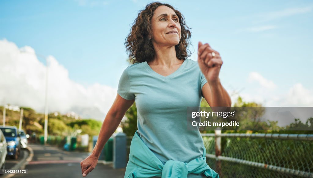 Lächelnde reife Frau für einen Powerwalk im Sommer