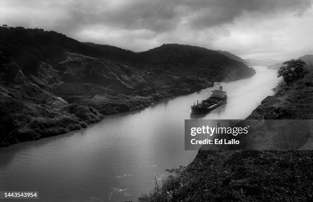 cargo ship traversing panama canal - kanaalsluis stockfoto's en -beelden